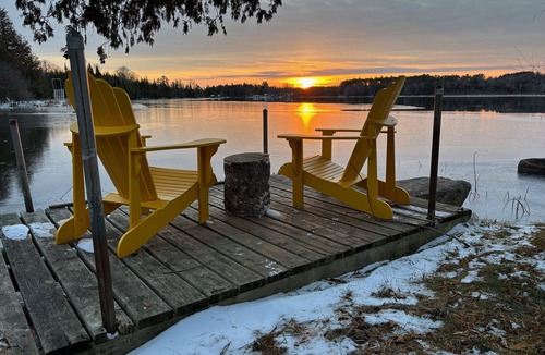 Lakefield Cottage | Relaxing Lucky Dog Cottage Retreat at the Lake Edge Cottages!