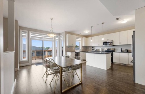 Colborne Apartment | Relaxing Retreat: Office, Patio, Nature & Netflix