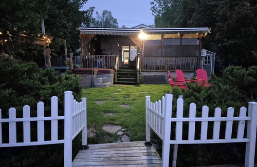 Janetville Cottage | Relaxing waterfront cottage on Lake Scugog ,beautiful Sunset, hot tub w Game Rm