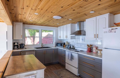 Central Frontenac House | Relaxing waterfront family retreat
