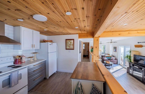 Central Frontenac House | Relaxing waterfront family retreat