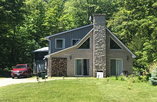 Meaford Cottage | Remodeled cozy cottage, super close to lake (Dog-Friendly!)