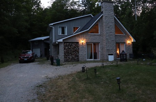 Meaford Cottage | Remodeled cozy cottage, super close to lake (Dog-Friendly!)