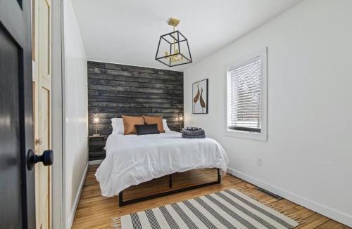 Crosby House | Remodeled* Sleeps 7, Fire Pit, Indoor Bike Storage