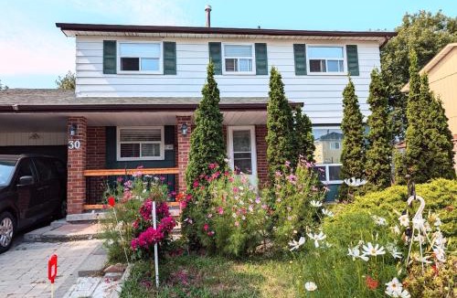 Malvern House | Renovated Cozy Bedroom with Private washroom