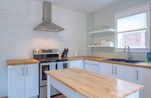 Peterborough House | Renovated, near DT, FAST Wi-Fi, free parking | TS