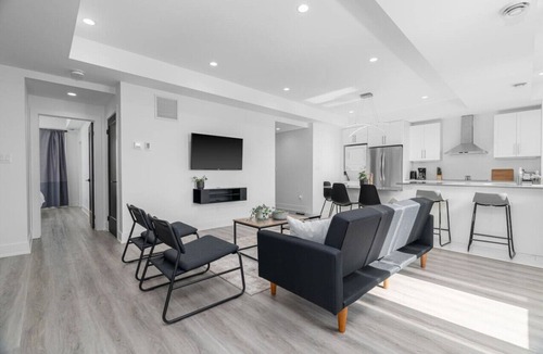 Downtown London House | RentX|8Bed/8Bath/DowntownLondon/Parking/Wi-Fi