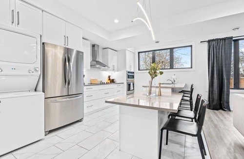 Downtown London House | RentX|8Bed/8Bath/DowntownLondon/Parking/Wi-Fi