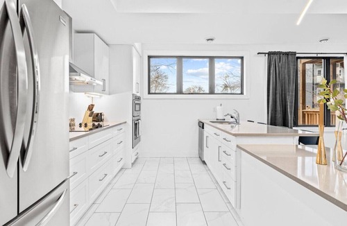 Downtown London House | RentX|8Bed/8Bath/DowntownLondon/Parking/Wi-Fi