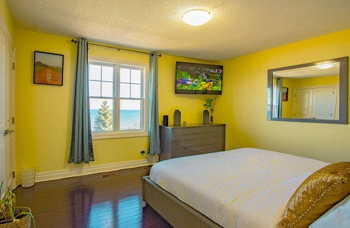 Stoney Creek Villa | Retreat to Luxury, Lakeview's & Lounge poolside