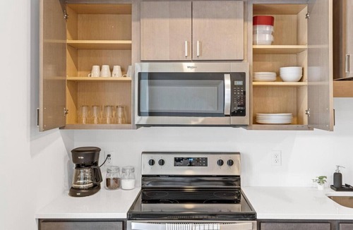 West Seventh Apartment | River View 1 Bed- Gym, Hottub, Rooftop, BBQ