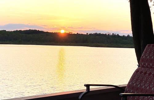 Hastings Cottage | Riverfront cottage getaway