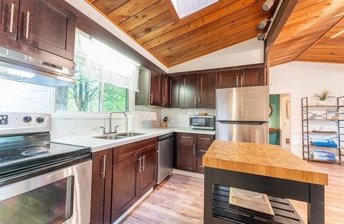 Baddow Cottage | Riverfront Retreat - Large Family Cottage with Games Room, Hot Tub and Sauna