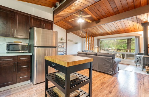 Baddow Cottage | Riverfront Retreat - Large Family Cottage with Games Room, Hot Tub and Sauna