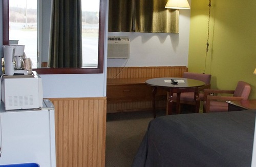 Otonabee-South Monaghan Hotel | Robyn's Motel
