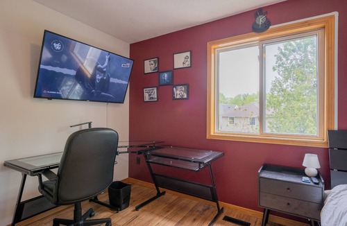 London House | Rock n’ Roll BnB w/Music Studio