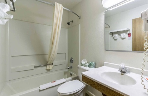 Austin Hotel | Rodeway Inn & Suites