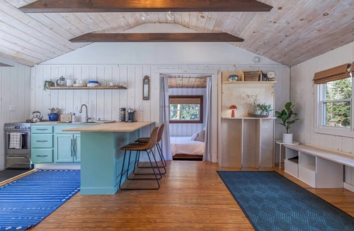 Town Hill Cabin | Romantic Forest Cabin - private, near everything
