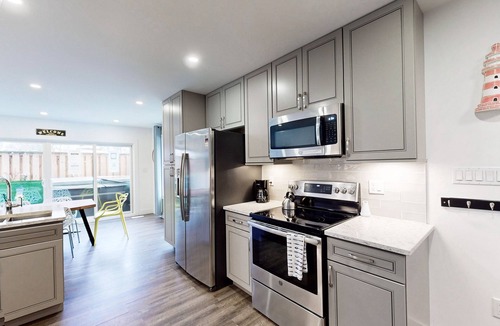 Grand Bend Cottage | Rooftop patio Hot Tub/2 BBQ/firepit/Full Games room/7 Beds/5 floors
