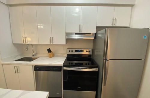 Toronto Entertainment District Condo | Rosemont Residences - furnished Bachelor Suite, Full Kitchen, Washer & Dryer