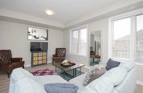 Oakville Apartment | Royal Stays Townhome Collection - 3 Bedroom Townhome in Oakville