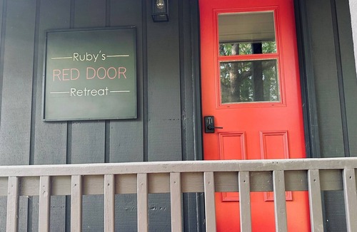 New London Cabin | Ruby's Red Door Retreat on Swenson Lake welcomes you to serenity