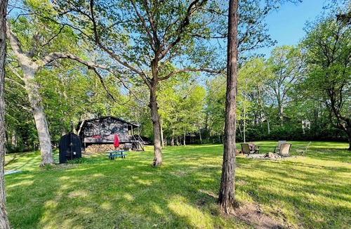 New London Cabin | Ruby's Red Door Retreat on Swenson Lake welcomes you to serenity