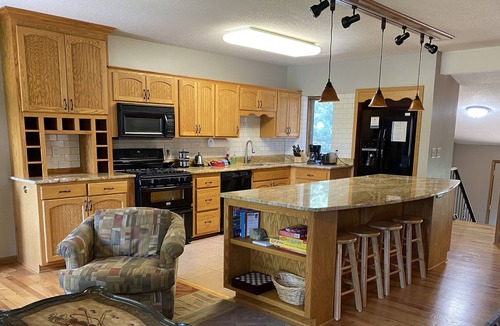 Lake Elmo House | Rural Setting with wildlife viewing, 10 mins to Saint Paul