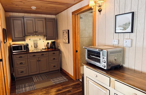 Huntsville Cottage | Rustic 1 Bedroom Cottage 5 mins from downtown Huntsville- Fire Pit, WiFi!