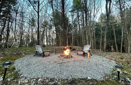 Huntsville Cottage | Rustic 1 Bedroom Cottage 5 mins from downtown Huntsville- Fire Pit, WiFi!