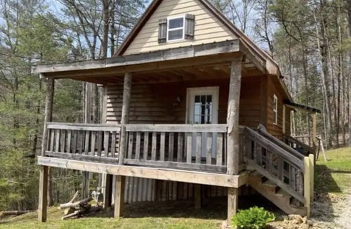 Campton Cabin | Rustic 1 BR, Pet Friendly Cabin Near Red River Gorge