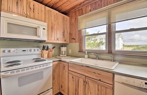 Holden Beach Cottage | Rustic Beachfront Cottage w/Deck & Boardwalk