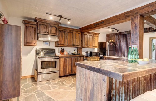 Pefferlaw Cottage | Rustic Chic 4BR Lakehouse | Hot Tub, Ice Fishing