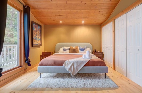 Pefferlaw Cottage | Rustic Chic 4BR Lakehouse | Hot Tub, Ice Fishing