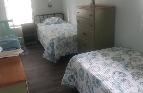 Fort Erie Cottage | Rustic cottage with private beach and lake access.