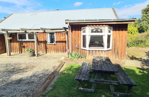 Lake Roxburgh Village Cottage | Rustic guest house in Roxburgh : Ideal for exploration or relaxation!