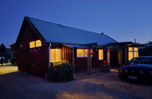 Lake Roxburgh Village Cottage | Rustic guest house in Roxburgh : Ideal for exploration or relaxation!