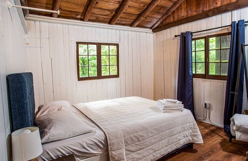 Applegate Cottage | Rustic Log Cottage - Steps to Onsite Beach + Amenities