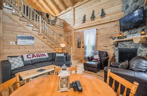 South Bruce Peninsula Cabin | Rustic Luxury: Saw N' LogzzZ Cabin Getaway