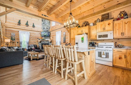 South Bruce Peninsula Cabin | Rustic Luxury: Saw N' LogzzZ Cabin Getaway