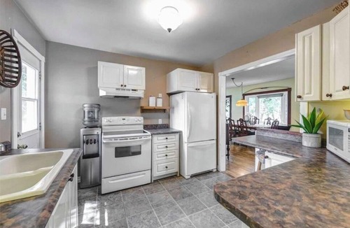 Pleasant Point House | Rustic Pines Waterfront Cottage *CLEAR WATER*