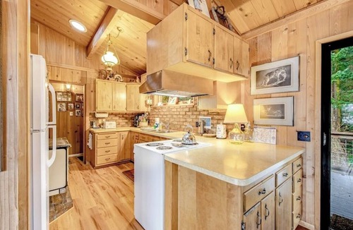 Eastsound House | Rustic Waterfront Cabin in Eastsound with Private Beach Access and Ocean Views