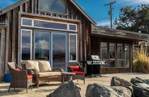 Comox Cottage | Rustic Waterfront Cottage