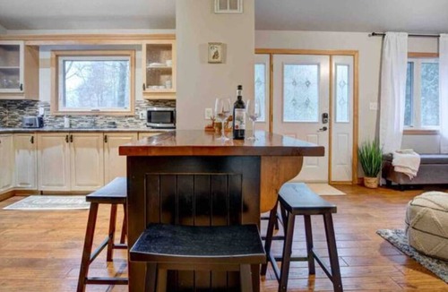 Selwyn House | Rustic Waterfront Country Home near Lake Chemong