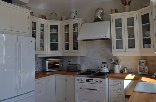 Bracondale Hill House | Sanctuary in the city, quiet neighbourhood, lovely gardens. Steps to transit.