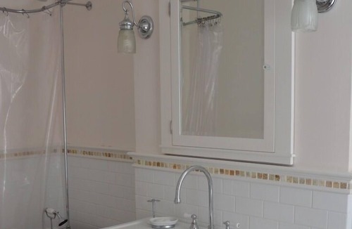 Bracondale Hill House | Sanctuary in the city, quiet neighbourhood, lovely gardens. Steps to transit.