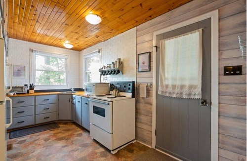 North Frontenac Cottage | Sand Lake Oasis -Beautiful 3Br Waterfront Cottage w/Lots to Do!