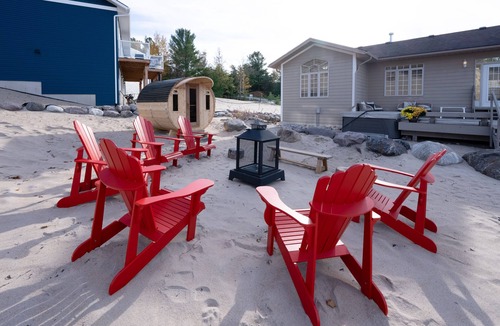 Bluewater Beach Villa | Sandals Of Tiny ~ Sleep16✔Hot tub✔Sauna✔3 Min Walk to Private Beach Georgian Bay
