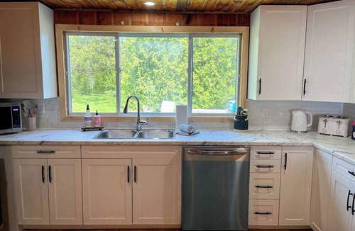 Bayfield Cottage | Sandy Edge Retreat-Awesome Beach! - Private Lake Access
