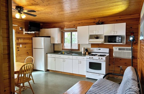 Harwood Cottage | Sandy Shore Cottages Luxury Lake Front Resort (2 bdr Cottage# 3)